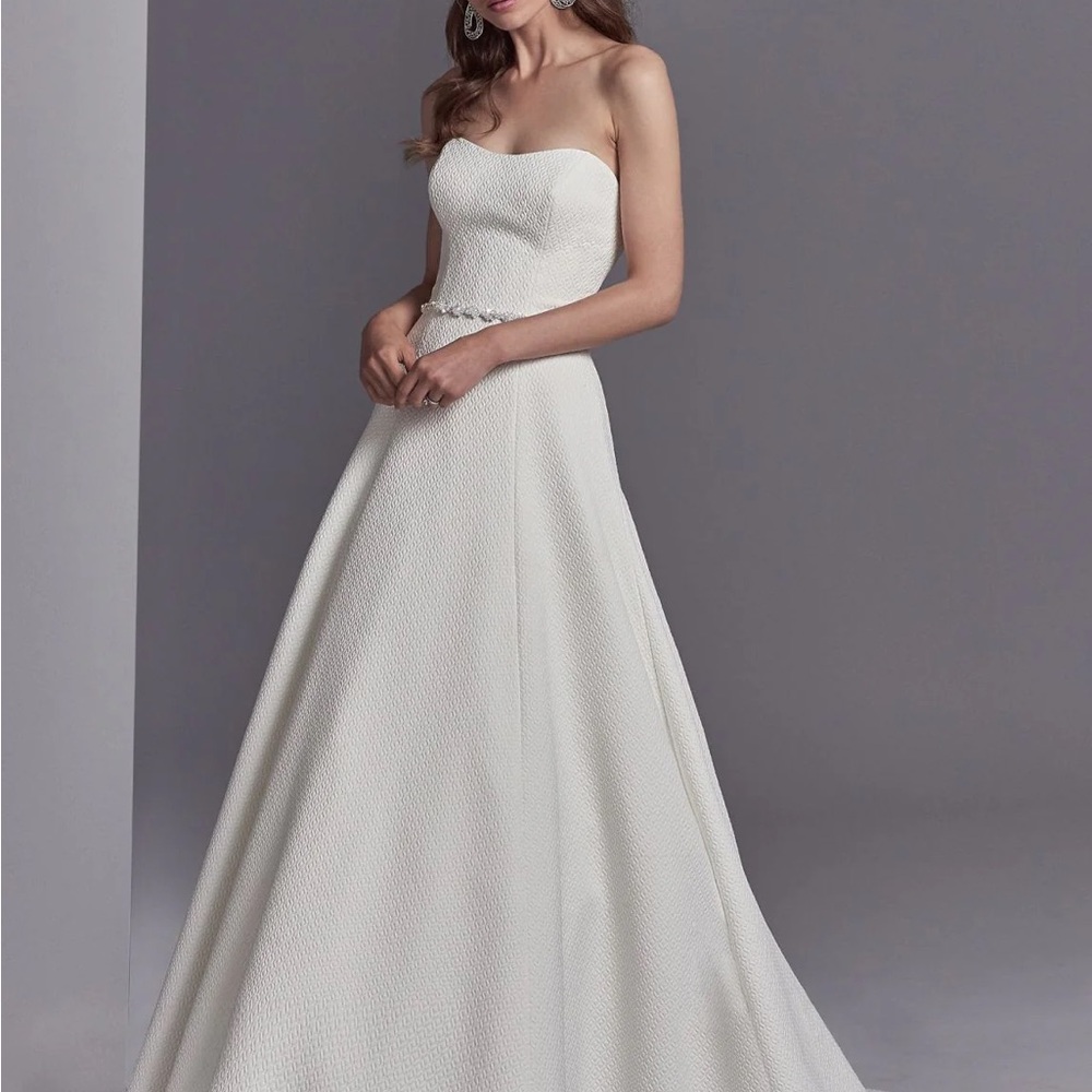 Elegant White Strapless Wedding Gown